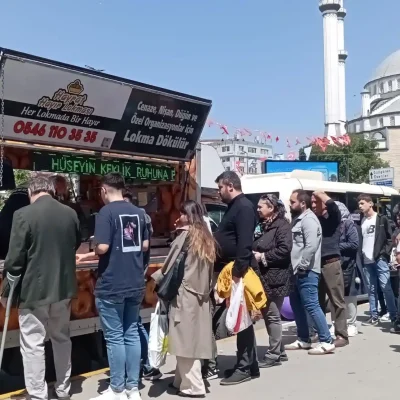 Cami çıkışı, cuma günü, mevlüt, kandil ve özel günlerde hayır lokması döktürme ve lokmacı İstanbul ile lokma dağıtımı