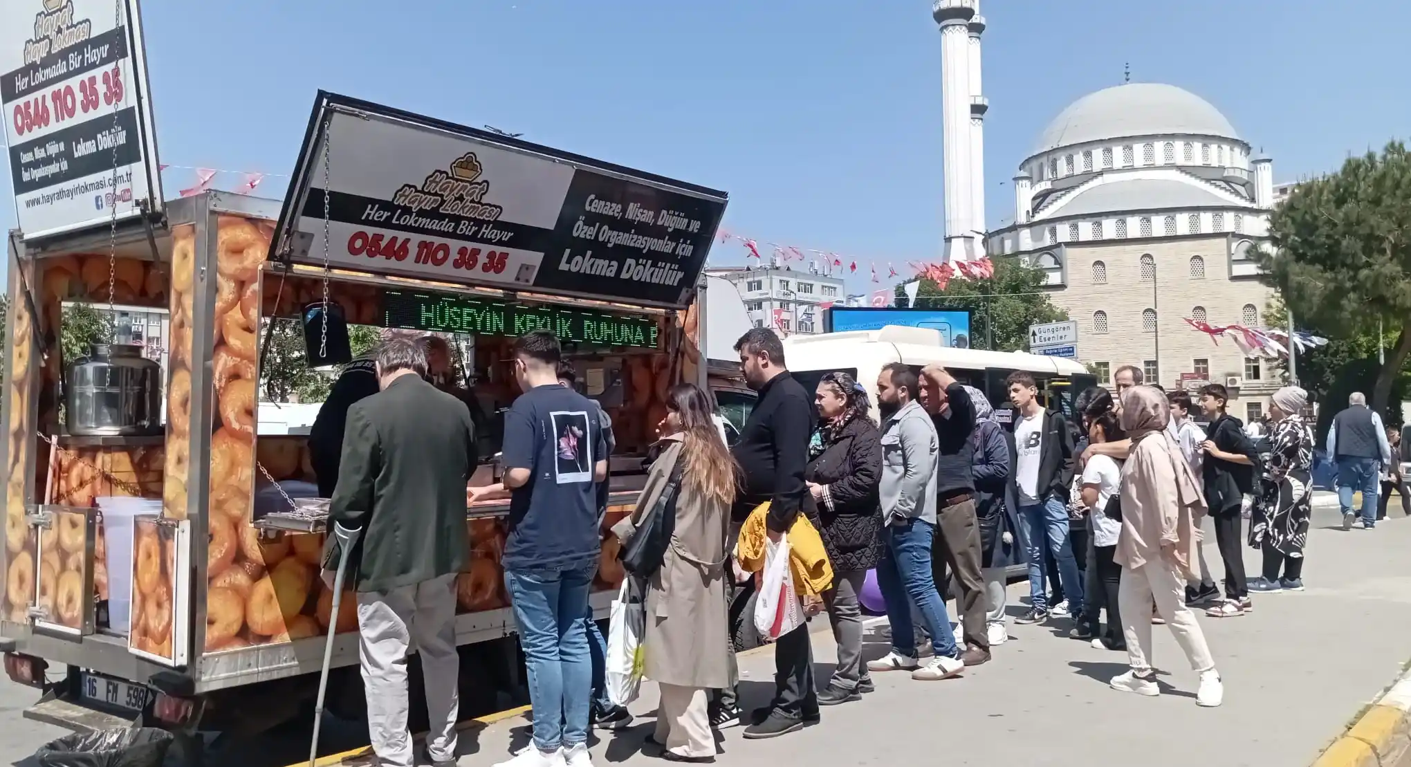 Cami çıkışı, cuma günü, mevlüt, kandil ve özel günlerde hayır lokması döktürme ve lokmacı İstanbul ile lokma dağıtımı